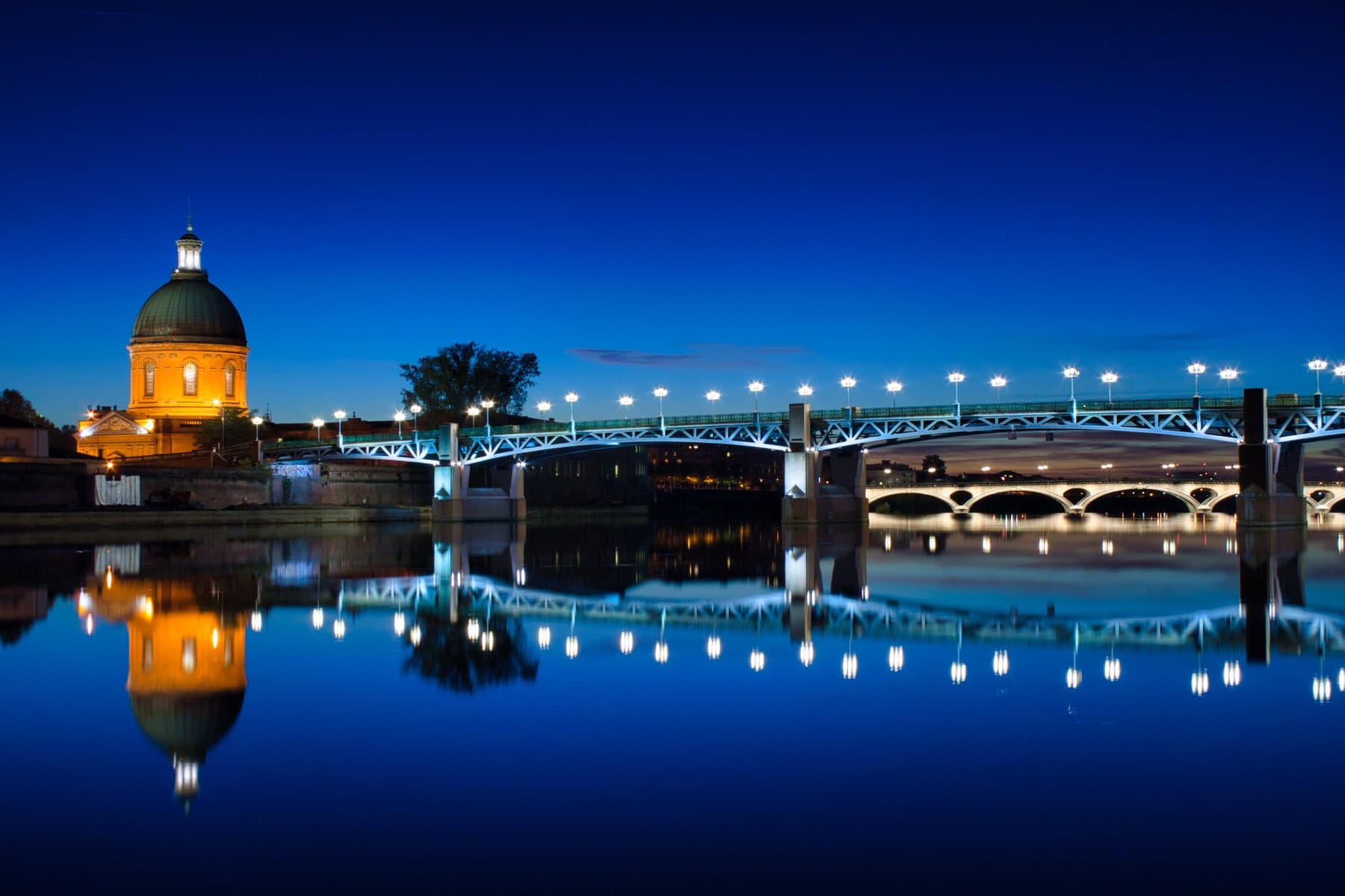 Le pont Saint-Pierre et le dôme de la Grave, de nuit