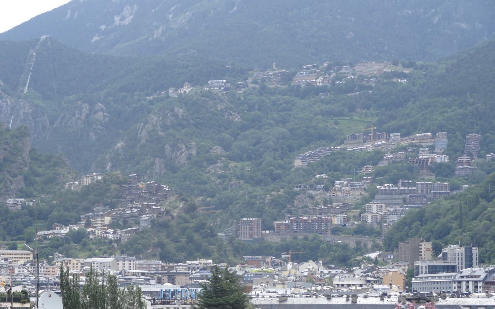 Andorre-la-Vieille dans sa vallée, au pied des montagnes