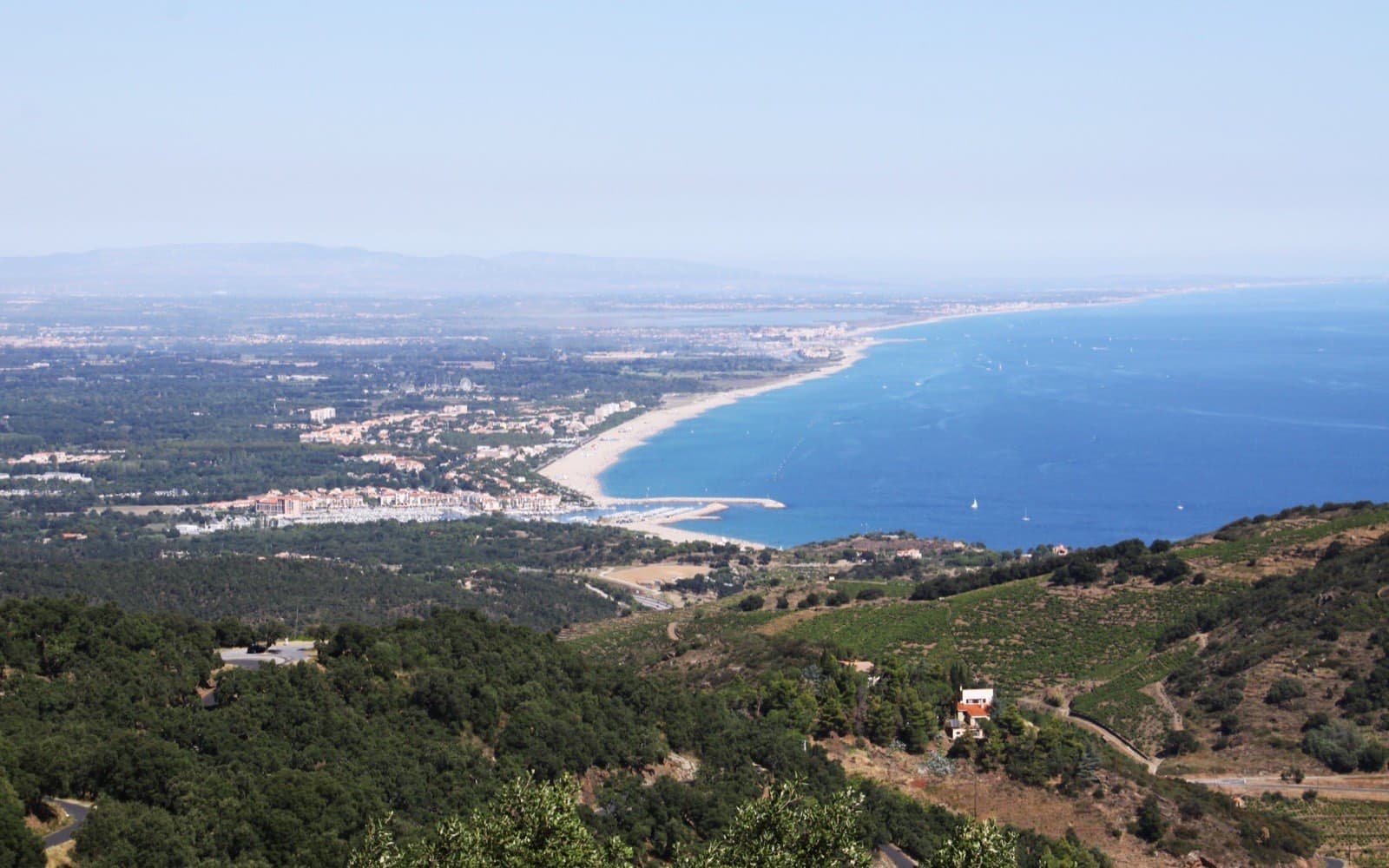 La plage d'Argelès-sur-Mer et la côte, vues des Albères