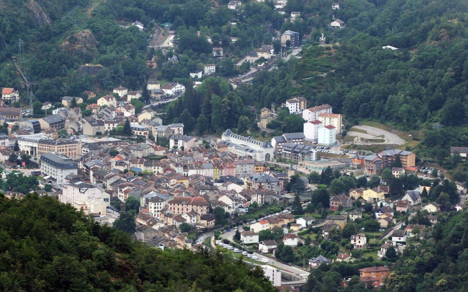 Ax-les-Thermes au fond de sa vallée ariégeoise