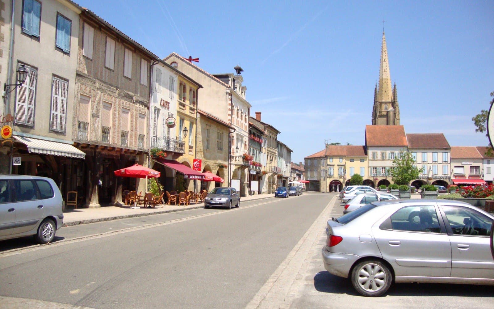 La place à couverts de Marciac et le clocher de Notre-Dame