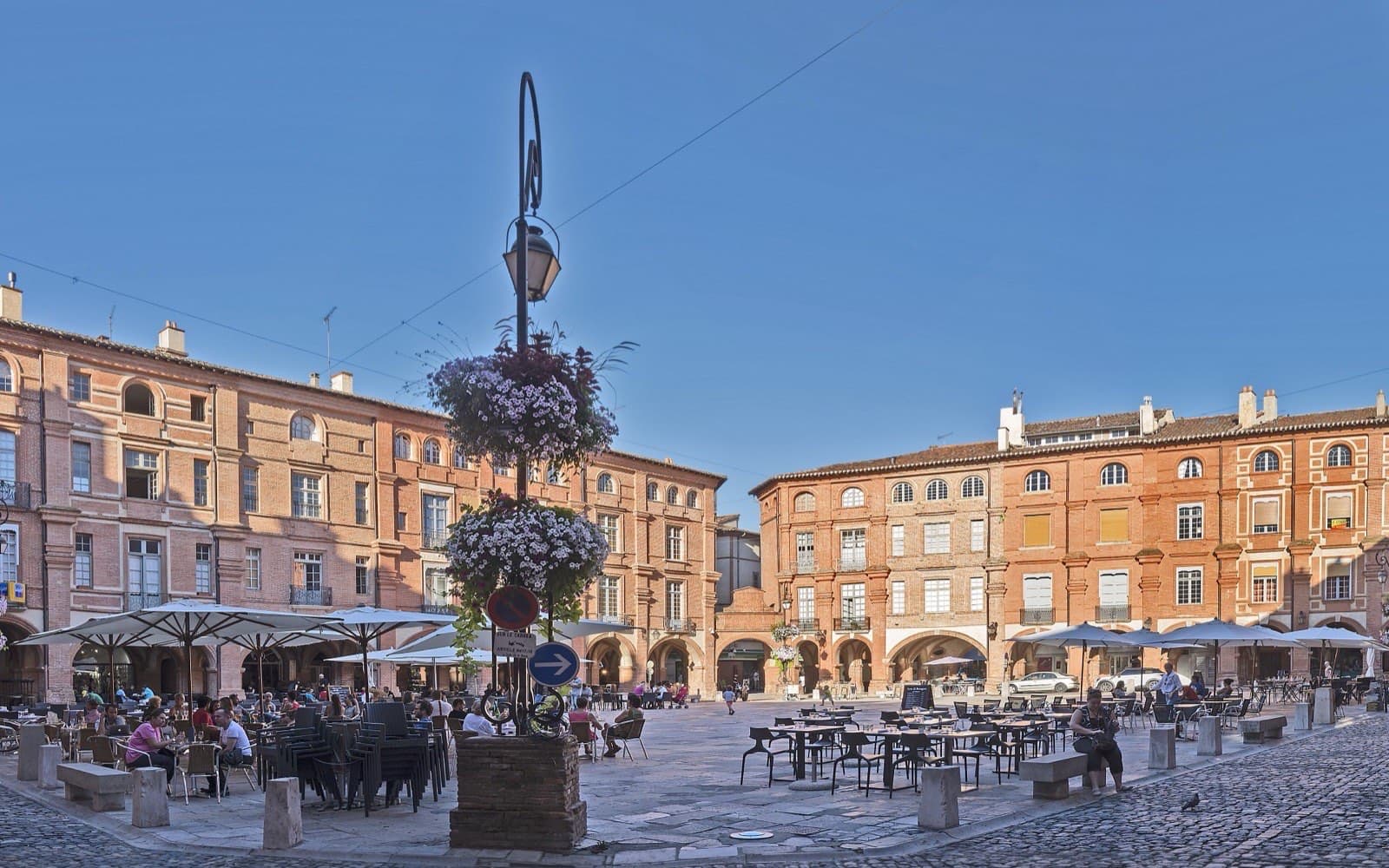 Les arcades de brique de la place Nationale de Montauban