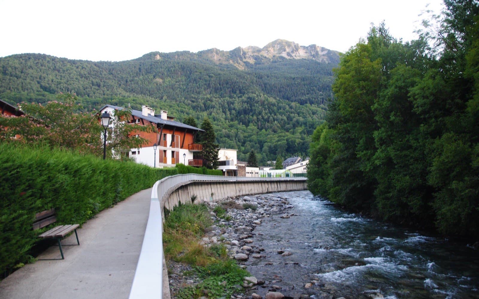 La Neste et les montagnes à Saint-Lary-Soulan